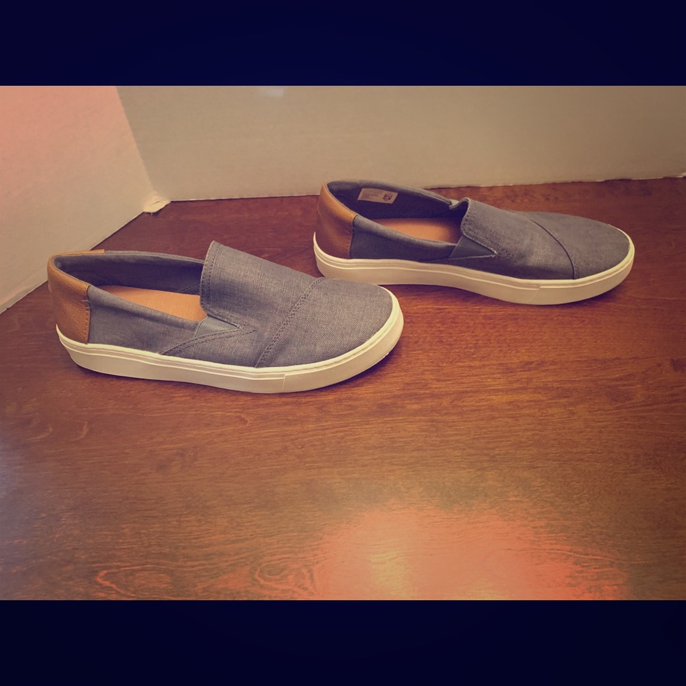 Toms men’s  light blue canvas shoes size 9.5